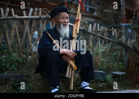 Près de 1,000 personnes Hmong se déguisent en magnifiques costumes ethniques pour célébrer le nouvel an Hmong dans le comté de Leishan, Qiandongnan Miao et Dong Autonomous Banque D'Images