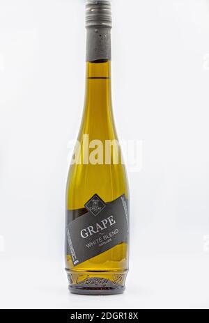 KIEV, UKRAINE - 14 SEPTEMBRE 2020: Studio Shoot of Ukrainian Chateau Chizay Grape bouteille blanche gros plan sur fond blanc. Banque D'Images