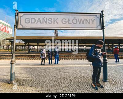 Passagers attendant un train à la plate-forme de la gare de Gdansk Glowny SKM. Plate-forme de la gare principale de Gdansk Glo Banque D'Images