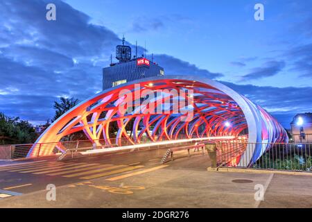 Genève, Suisse - 17 juillet 2020 - scène nocturne avec le pont Hans Wilsdorf au-dessus de l'Arve reliant le Plainpalais et les Acacias distrait Banque D'Images