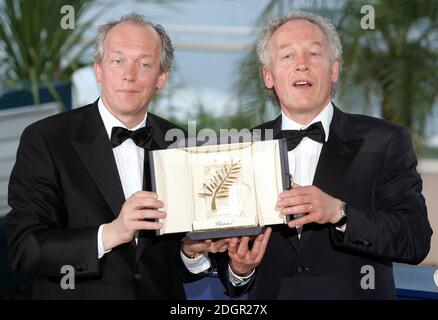 Luc Dardenne et Jean Pierre Dardenne, lauréats du Prix Palme d'Or de l'enfant lors de la cérémonie de clôture du 58e Festival de Cannes, le Palais du Festival. Doug Peters/allactiondigital.com Banque D'Images