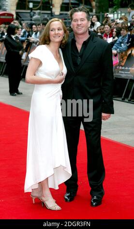 Val Kilmer et Charlotte Emmerson à la première européenne de Batman commence, Leicester Square, Londres. Doug Peters/allactiondigital.com Banque D'Images