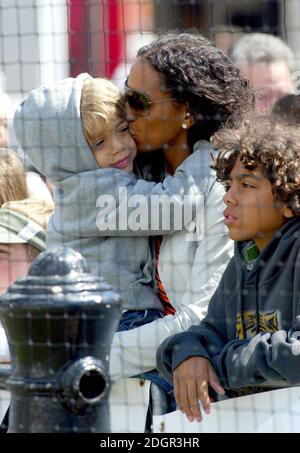 Barbara Feltus, ex-femme de Boris Becker avec leurs enfants Noah et Elias, photographiée au match de tennis de l'Ariel Celebrity, Trafalgar Square, Londres. Doug Peters/allactiondigital.com Banque D'Images