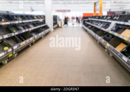 Image d'arrière-plan intérieur floue des étagères de supermarché vides en raison du stockage induit par Covid-19, coronavirus Banque D'Images