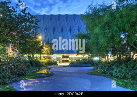 Musée d'ethnographie de Genève (Musée d'Ethnographie de Genève) ou MEG de nuit dans le quartier de Plain-Palais à Genève, Suisse. Le nouveau bâtiment était en opéen Banque D'Images