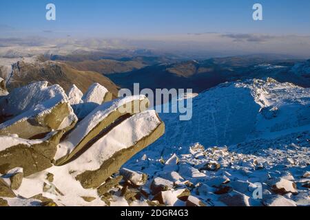 Formation de roches près du sommet de Bowfell dans le lac District de Cumbria Banque D'Images