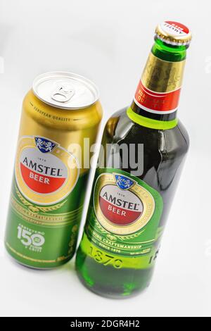 KIEV, UKRAINE - 14 SEPTEMBRE 2020: La boîte de bière Amstel et la bouteille se ferment sur fond blanc. Amstel est une brasserie néerlandaise fondée en 1870 à Amsterdam. Banque D'Images