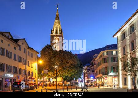 Scène nocturne à Martigny, en Suisse, avec la belle église notre-Dame de la Visitation, datant de 1680. Banque D'Images