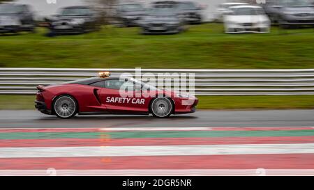 Une vue panoramique d'une voiture de course lorsqu'elle fait le circuit d'une piste. Banque D'Images