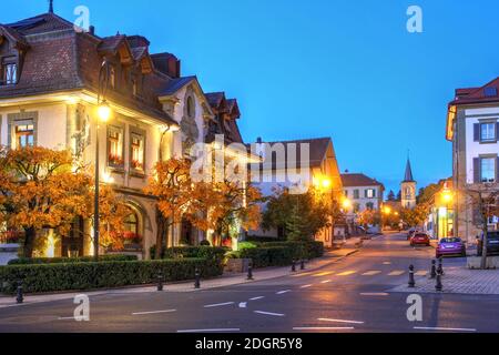 Nuit scène d'automne sur la place centrale du village de Crissier, près de Lausanne, Suisse. L'ancien Hôtel de ville (à gauche) abrite l'une des meilleures chambres Banque D'Images