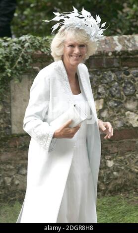 Camilla Parker Bowles au mariage de Tom Parker Bowles et Sara Buys, église St Nicholas, Rotherfield Grays près de Henley, Oxfordshire. Doug Peters/allactiondigital.com Banque D'Images