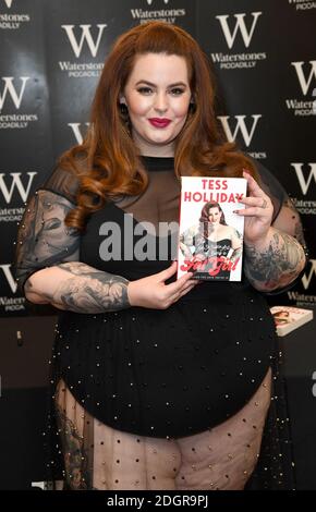 Plus Size Model Tess Holliday signe des copies de son nouveau livre, The not so subtil Art of Etre A Fat Girl at Waterstones, Londres Banque D'Images