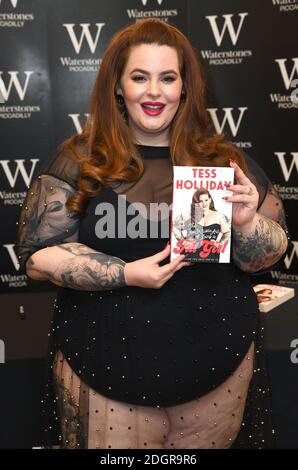 Plus Size Model Tess Holliday signe des copies de son nouveau livre, The not so subtil Art of Etre A Fat Girl at Waterstones, Londres Banque D'Images