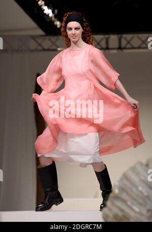 Un modèle sur la passerelle lors du spectacle SS18 de la Molly Goddard London Fashion week qui s'est tenu au BFC Show Space, Londres. Le crédit photo devrait se lire comme suit : Doug Peters/EMPICS Entertainment Banque D'Images