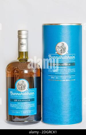 KIEV, UKRAINE - 08 JUIN 2019: Bunnahabhain an Cladach Edition limitée Islay single malt Scotch Whisky Bottle closeup contre blanc. Distiller Banque D'Images