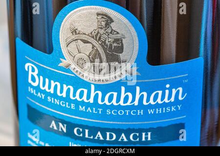 KIEV, UKRAINE - 08 JUIN 2019: Bunnahabhain an Cladach Edition limitée Islay single malt Scotch Whisky bouteille de gros plan contre blanc. Distiller Banque D'Images