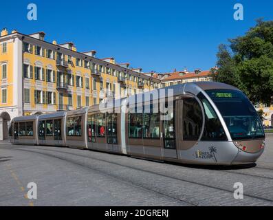 Un tramway dans la ville de Nice sur la Côte d'Azur dans le Sud de la France. Le tramway de Nice a commencé à utiliser des tramways tirés par des chevaux en 1879. Électrifié en 1900, Banque D'Images