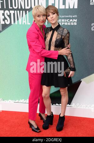 Emma Thompson et sa fille Gaia Romilly Wise arrivent à la première du Festival du film de Londres des histoires de Meyerowitz, Londres. Le crédit photo devrait se lire comme suit : Doug Peters/EMPICS Entertainment Banque D'Images