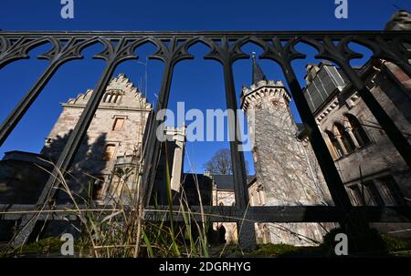 Friedrichroda, Allemagne. 24 novembre 2020. De nombreuses fenêtres de Schloss Reinhardsbrunn sont fermées avec des cartes. Il a été construit en 1827 sur les ruines de la maison monastère des tombes de Thuringe. Le château a été exproprié en 2018 par décision de l'administration de l'État de le sauver de la pourriture. Le propriétaire précédent - une société de conseil - avait laissé le château aux services d'urgence de l'État pendant des années. La procédure d'expropriation n'est pas encore terminée. Credit: Martin Schutt/dpa-Zentralbild/ZB/dpa/Alay Live News Banque D'Images