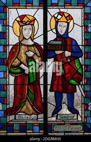 Les parents de l’ancien missionnaire gallois chrétien Saint Cado de 500s sont représentés dans cette vitrail de 1998 au 12th siècle roman Chapelle Saint-Cado de Belz sur l’Île de Saint-Cado, l’îlot circulaire qui était autrefois la maison temporaire du saint à Ria d’Étel, L'estuaire de l'Étel dans le sud du Morbihan, Bretagne, France. Le prince Glamorgan Gundlee, Gwynllyw ou Gundliew, connu sous le nom de « The Warrior », se trouve à droite, tandis que sa femme, la princesse galloise Gwladys, Gwladous ou Gwladis se trouve à gauche. Banque D'Images