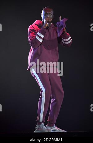 Stormzy sur scène lors des MTV Europe Music Awards 2017 qui se tiennent au SSE Arena de Londres. Le crédit photo devrait se lire comme suit : Doug Peters/EMPICS Entertainment Banque D'Images