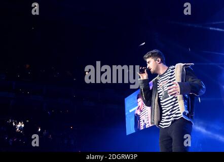 Les Chainfumeuses sur scène pendant la deuxième journée du Jingle Bell ball 2017 de Capital avec Coca-Cola à l'O2 Arena, Londres. Banque D'Images