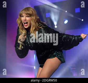 Taylor Swift sur scène pendant la deuxième journée du Jingle Bell ball 2017 de Capital avec Coca-Cola à l'O2 Arena, Londres. Crédit photo à lire : Doug Peters/EMPICS Entertainment Banque D'Images