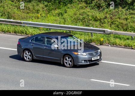 2010 argent Honda Accord EX i-VTEC ; circulation automobile, véhicules en mouvement, voitures, véhicule roulant sur les routes britanniques, moteurs, conduite sur l'autoroute M6 réseau routier britannique Banque D'Images