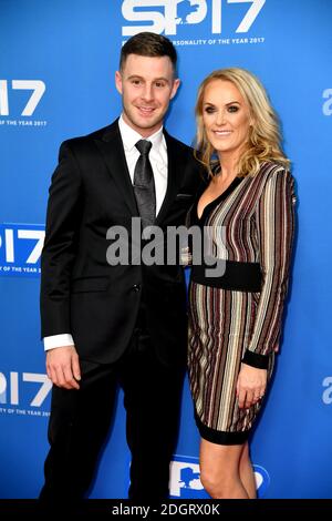 Jonathan Rea et Tatiana Weston lors de l'arrivée du tapis rouge pour BBC Sports Personality of the Year 2017 à la Liverpool Echo Arena. Banque D'Images