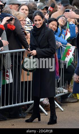 Meghan Markle rencontre la foule lors d'une visite au château de Cardiff, le jeudi 18 janvier 2018 Banque D'Images