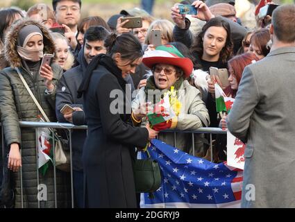 Meghan Markle rencontre la foule lors d'une visite au château de Cardiff, le jeudi 18 janvier 2018 Banque D'Images