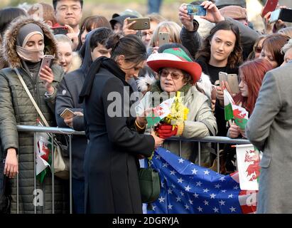 Meghan Markle rencontre la foule lors d'une visite au château de Cardiff, le jeudi 18 janvier 2018 Banque D'Images