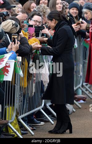 Meghan Markle rencontre la foule lors d'une visite au château de Cardiff, le jeudi 18 janvier 2018 Banque D'Images