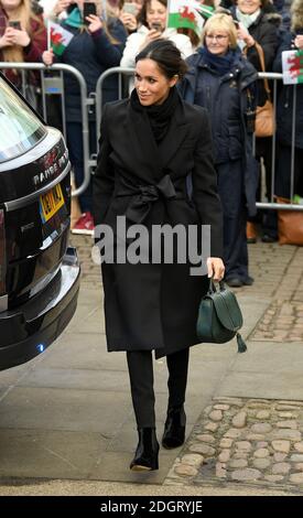 Meghan Markle rencontre la foule lors d'une visite au château de Cardiff, le jeudi 18 janvier 2018 Banque D'Images