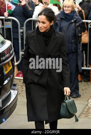 Meghan Markle rencontre la foule lors d'une visite au château de Cardiff, le jeudi 18 janvier 2018 Banque D'Images