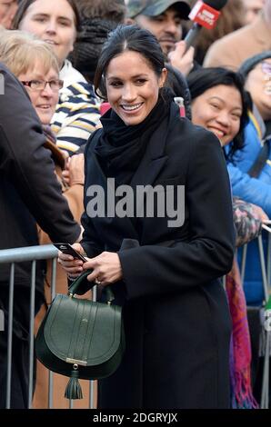 Meghan Markle rencontre la foule lors d'une visite au château de Cardiff, le jeudi 18 janvier 2018 Banque D'Images