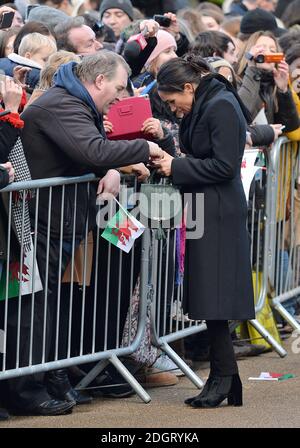 Meghan Markle rencontre la foule lors d'une visite au château de Cardiff, le jeudi 18 janvier 2018 Banque D'Images