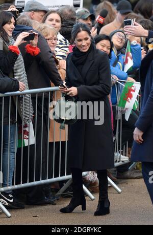 Meghan Markle rencontre la foule lors d'une visite au château de Cardiff, le jeudi 18 janvier 2018 Banque D'Images