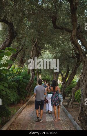 Groupe de jeunes de derrière dans le parc de Taormina Banque D'Images