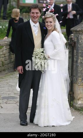 Harry Lopes et Laura Parker Bowles quittent l'église Saint-Cyriac. Banque D'Images