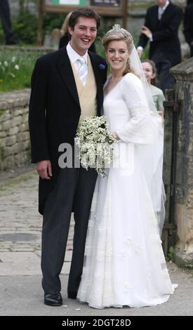 Harry Lopes et Laura Parker Bowles quittent l'église Saint-Cyriac. Banque D'Images