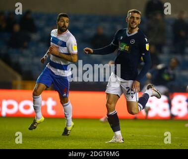 LONDRES, Royaume-Uni, DÉCEMBRE 08:Yoann Barbet et Troy Parrott of Millwall de l'équipe de Queens Park Rangers pendant le championnat Sky Bet entre Millwall a Banque D'Images