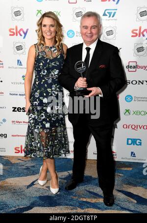 Eamonn Holmes avec son News Presenter Award aux côtés de Charlotte Hawkins (à gauche) aux TRIC Awards 2018 à l'hôtel Grosvenor House de Londres. Le crédit photo devrait se lire comme suit : Doug Peters/EMPICS Entertainment Banque D'Images