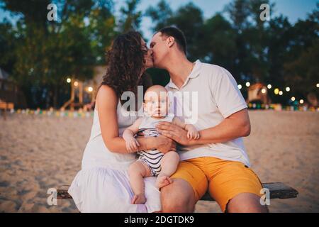 Vacances D T La Famille Nudistes Sur La Plage Photo Stock Alamy