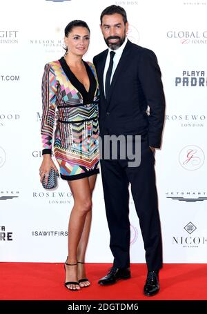 Robert pires (à droite) et Jessica Lemarie participant au gala Nelson Mandela Global Gift Gala, au Rosewood Hotel, Londres. Le crédit photo devrait se lire comme suit : Doug Peters/EMPICS Entertainment Banque D'Images