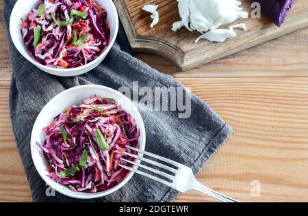 Salade de coleslaw au chou frais et aux oignons verts. Banque D'Images