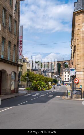 Morlaix, France - 28 août 2019 : rue dans le centre historique de Morlaix avec son Viaduc en arrière-plan, département de Finistère, Bretagne Banque D'Images