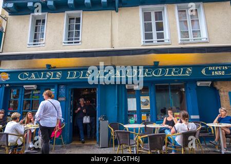 Morlaix, France - 28 août 2019 : façade rétro de pâtisserie et de café dans le centre-ville de Morlaix, département de Finistère, Bretagne Banque D'Images