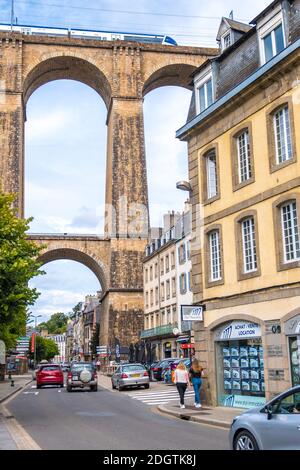 Morlaix, France - 28 août 2019 : rue dans le centre historique de Morlaix avec son Viaduc en arrière-plan, département de Finistère, Bretagne Banque D'Images