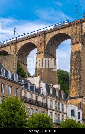 Morlaix, France - 28 août 2019 : vue d'un viaduc de Morlaix avec un train à grande vitesse français SNCF. Département du Finistère, Bretagne, Fran Banque D'Images